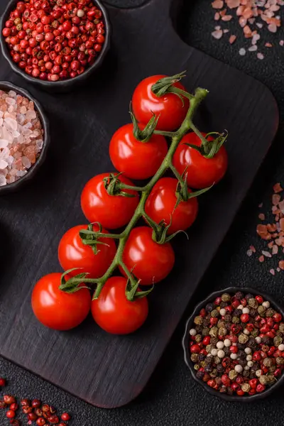 Dalda kırmızı kiraz domatesleri, sos ve ketçap yapımında kullanılan baharatlı bir sebze.