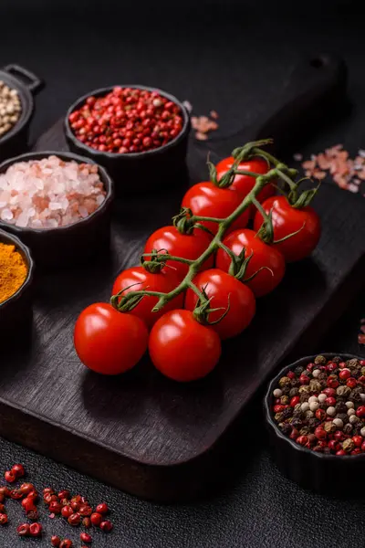 Dalda kırmızı kiraz domatesleri, sos ve ketçap yapımında kullanılan baharatlı bir sebze.