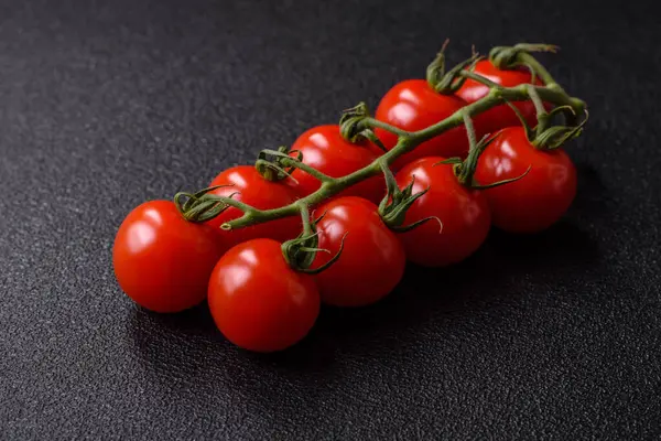 Dalda kırmızı kiraz domatesleri, sos ve ketçap yapımında kullanılan baharatlı bir sebze.