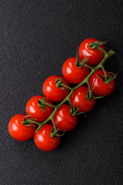 Dalda kırmızı kiraz domatesleri, sos ve ketçap yapımında kullanılan baharatlı bir sebze.