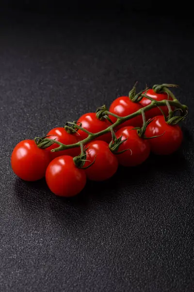 Dalda kırmızı kiraz domatesleri, sos ve ketçap yapımında kullanılan baharatlı bir sebze.