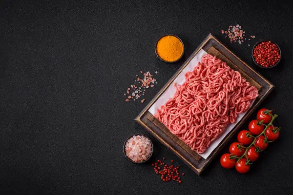 Baharatlı ve tuzlu kıymalı kıyma. Köfte köfte yapmak için bir malzemedir.