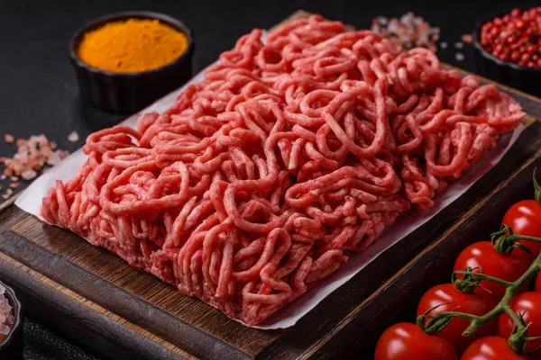 Baharatlı ve tuzlu kıymalı kıyma. Köfte köfte yapmak için bir malzemedir.