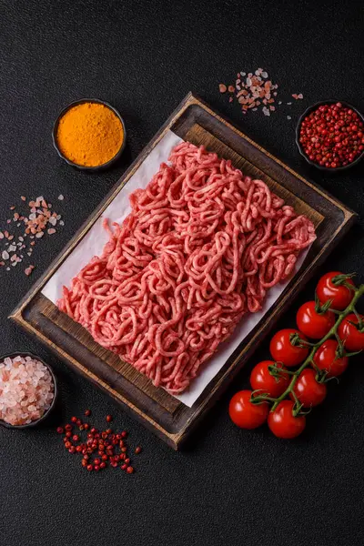 Baharatlı ve tuzlu kıymalı kıyma. Köfte köfte yapmak için bir malzemedir.