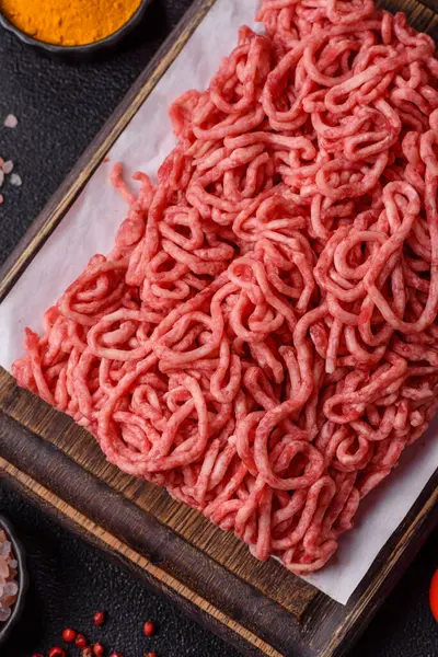 Baharatlı ve tuzlu kıymalı kıyma. Köfte köfte yapmak için bir malzemedir.