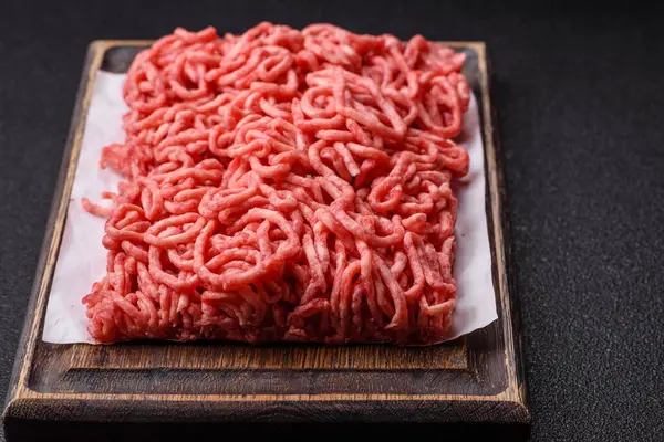 Baharatlı ve tuzlu kıymalı kıyma. Köfte köfte yapmak için bir malzemedir.