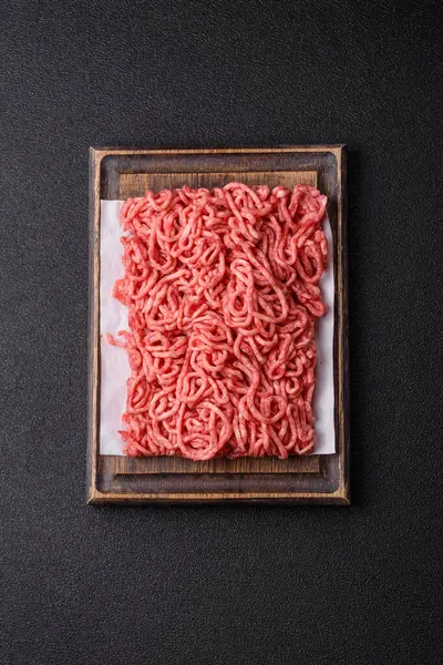 Baharatlı ve tuzlu kıymalı kıyma. Köfte köfte yapmak için bir malzemedir.