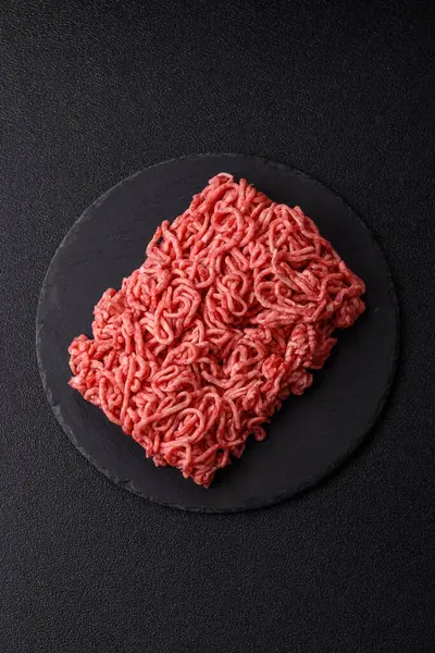 Baharatlı ve tuzlu kıymalı kıyma. Köfte köfte yapmak için bir malzemedir.