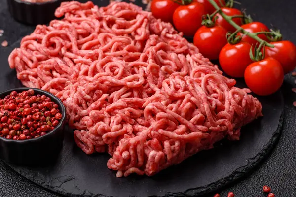 Baharatlı ve tuzlu kıymalı kıyma. Köfte köfte yapmak için bir malzemedir.