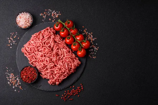 Baharatlı ve tuzlu kıymalı kıyma. Köfte köfte yapmak için bir malzemedir.