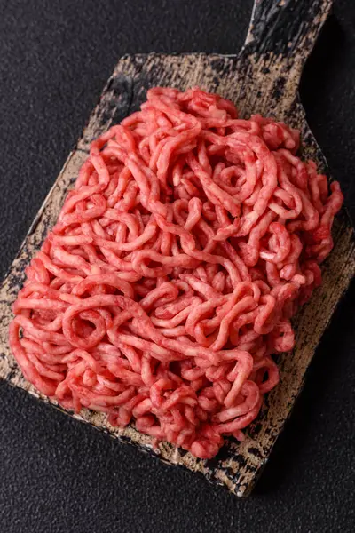 Baharatlı ve tuzlu kıymalı kıyma. Köfte köfte yapmak için bir malzemedir.