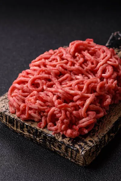 Baharatlı ve tuzlu kıymalı kıyma. Köfte köfte yapmak için bir malzemedir.