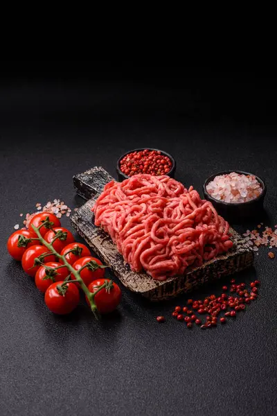 Baharatlı ve tuzlu kıymalı kıyma. Köfte köfte yapmak için bir malzemedir.