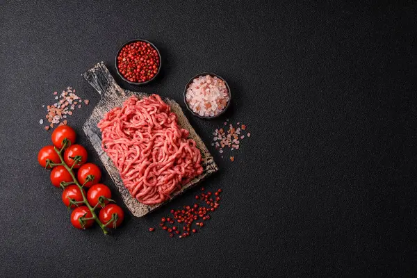 Baharatlı ve tuzlu kıymalı kıyma. Köfte köfte yapmak için bir malzemedir.