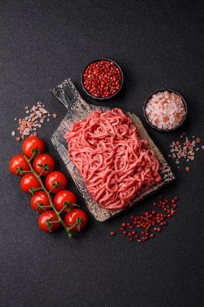 Baharatlı ve tuzlu kıymalı kıyma. Köfte köfte yapmak için bir malzemedir.