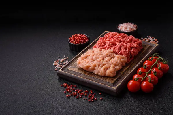 Biftek ve doğranmış tavuk, iki çeşit taze, tuzlu ve baharatlı. Köfte köfte yapmak için bir malzemedir.
