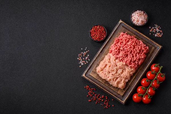 Biftek ve doğranmış tavuk, iki çeşit taze, tuzlu ve baharatlı. Köfte köfte yapmak için bir malzemedir.