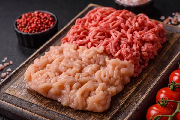 Biftek ve doğranmış tavuk, iki çeşit taze, tuzlu ve baharatlı. Köfte köfte yapmak için bir malzemedir.