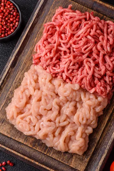Biftek ve doğranmış tavuk, iki çeşit taze, tuzlu ve baharatlı. Köfte köfte yapmak için bir malzemedir.
