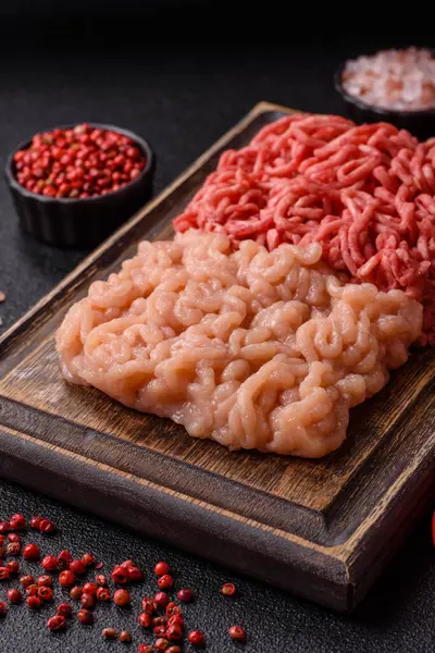 Biftek ve doğranmış tavuk, iki çeşit taze, tuzlu ve baharatlı. Köfte köfte yapmak için bir malzemedir.