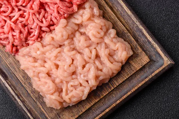 Biftek ve doğranmış tavuk, iki çeşit taze, tuzlu ve baharatlı. Köfte köfte yapmak için bir malzemedir.