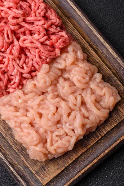 Biftek ve doğranmış tavuk, iki çeşit taze, tuzlu ve baharatlı. Köfte köfte yapmak için bir malzemedir.