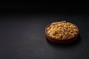 Gevrek, çikolata topları ve sağlıklı bir kahvaltı için kurutulmuş meyve. Çikolatalı granola.