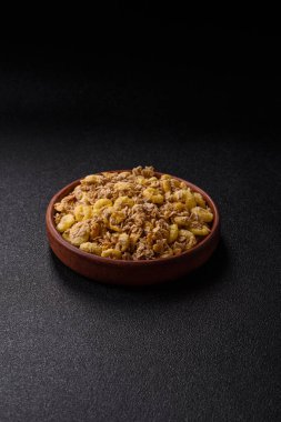 Gevrek, çikolata topları ve sağlıklı bir kahvaltı için kurutulmuş meyve. Çikolatalı granola.