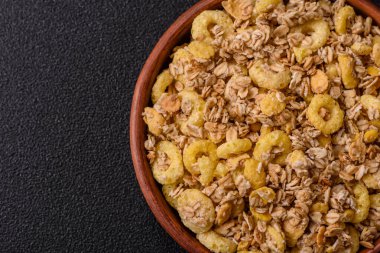 Gevrek, çikolata topları ve sağlıklı bir kahvaltı için kurutulmuş meyve. Çikolatalı granola.