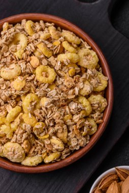 Gevrek, çikolata topları ve sağlıklı bir kahvaltı için kurutulmuş meyve. Çikolatalı granola.