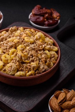 Gevrek, çikolata topları ve sağlıklı bir kahvaltı için kurutulmuş meyve. Çikolatalı granola.