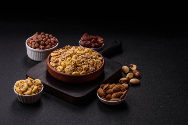 Gevrek, çikolata topları ve sağlıklı bir kahvaltı için kurutulmuş meyve. Çikolatalı granola.