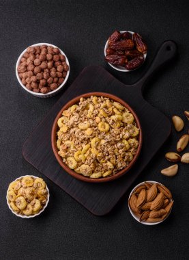 Gevrek, çikolata topları ve sağlıklı bir kahvaltı için kurutulmuş meyve. Çikolatalı granola.