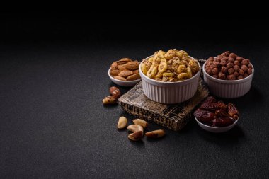 Gevrek, çikolata topları ve sağlıklı bir kahvaltı için kurutulmuş meyve. Çikolatalı granola.