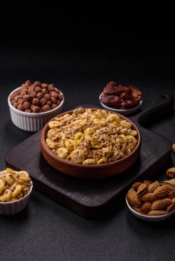 Gevrek, çikolata topları ve sağlıklı bir kahvaltı için kurutulmuş meyve. Çikolatalı granola.