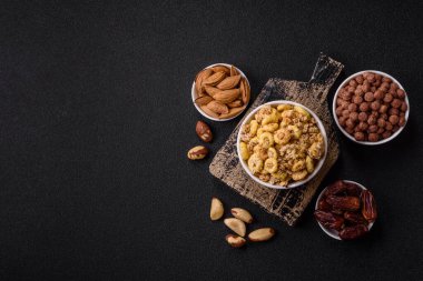 Gevrek, çikolata topları ve sağlıklı bir kahvaltı için kurutulmuş meyve. Çikolatalı granola.