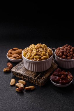 Gevrek, çikolata topları ve sağlıklı bir kahvaltı için kurutulmuş meyve. Çikolatalı granola.