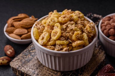 Gevrek, çikolata topları ve sağlıklı bir kahvaltı için kurutulmuş meyve. Çikolatalı granola.
