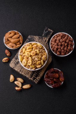 Gevrek, çikolata topları ve sağlıklı bir kahvaltı için kurutulmuş meyve. Çikolatalı granola.