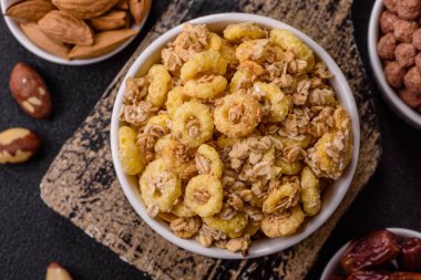 Gevrek, çikolata topları ve sağlıklı bir kahvaltı için kurutulmuş meyve. Çikolatalı granola.
