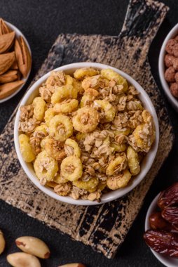 Gevrek, çikolata topları ve sağlıklı bir kahvaltı için kurutulmuş meyve. Çikolatalı granola.