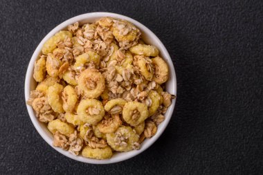Gevrek, çikolata topları ve sağlıklı bir kahvaltı için kurutulmuş meyve. Çikolatalı granola.