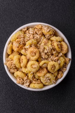 Gevrek, çikolata topları ve sağlıklı bir kahvaltı için kurutulmuş meyve. Çikolatalı granola.