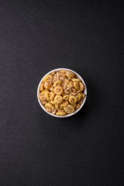 Gevrek, çikolata topları ve sağlıklı bir kahvaltı için kurutulmuş meyve. Çikolatalı granola.