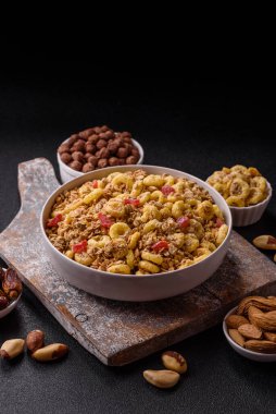 Gevrek, çikolata topları ve sağlıklı bir kahvaltı için kurutulmuş meyve. Çikolatalı granola.