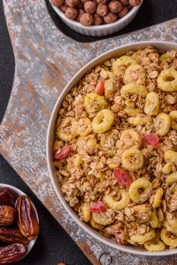 Gevrek, çikolata topları ve sağlıklı bir kahvaltı için kurutulmuş meyve. Çikolatalı granola.