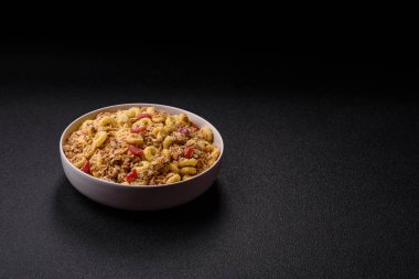 Gevrek, çikolata topları ve sağlıklı bir kahvaltı için kurutulmuş meyve. Çikolatalı granola.