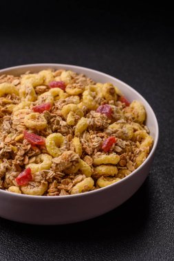Gevrek, çikolata topları ve sağlıklı bir kahvaltı için kurutulmuş meyve. Çikolatalı granola.