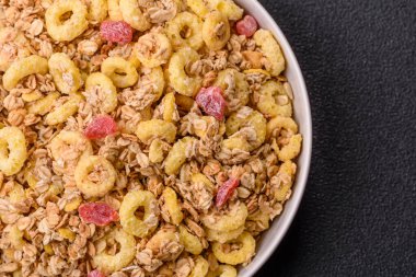 Gevrek, çikolata topları ve sağlıklı bir kahvaltı için kurutulmuş meyve. Çikolatalı granola.