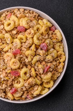Gevrek, çikolata topları ve sağlıklı bir kahvaltı için kurutulmuş meyve. Çikolatalı granola.